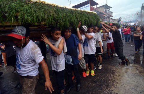 Como cada año se llevó a cabo la tradicional bajada de arcos en el vecino municipio de Coatepec, miles de habitantes y visitantes se dan cita para esta tradición en honor a San Jerónimo.