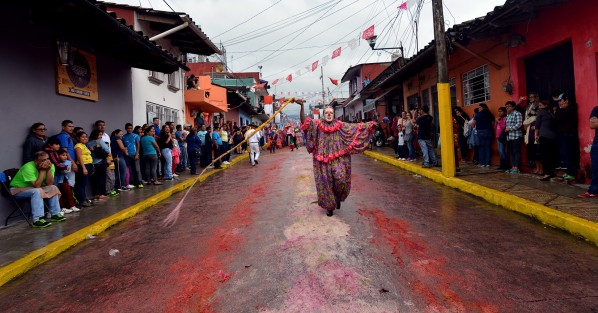 Como cada año se llevó a cabo la tradicional bajada de arcos en el vecino municipio de Coatepec, miles de habitantes y visitantes se dan cita para esta tradición en honor a San Jerónimo.