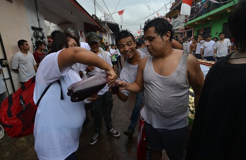 Como cada año se llevó a cabo la tradicional bajada de arcos en el vecino municipio de Coatepec, miles de habitantes y visitantes se dan cita para esta tradición en honor a San Jerónimo.