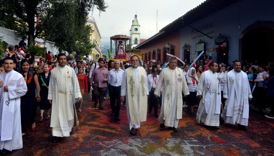 Como cada año se llevó a cabo la tradicional bajada de arcos en el vecino municipio de Coatepec, miles de habitantes y visitantes se dan cita para esta tradición en honor a San Jerónimo.