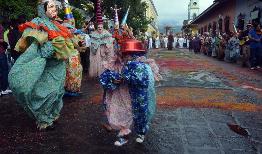 Como cada año se llevó a cabo la tradicional bajada de arcos en el vecino municipio de Coatepec, miles de habitantes y visitantes se dan cita para esta tradición en honor a San Jerónimo.
