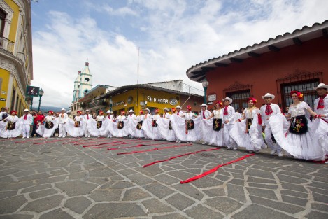 Como parte de los festejos en honor a San Jerónimo, en el pueblo mágico de Coatepec, se llevó a cabo el primer Jarochódromo convocado por La casa del Arpa y el gobierno muncipal, en donde participaron 24 ballets folclóricos de diferentes municipios del estado.