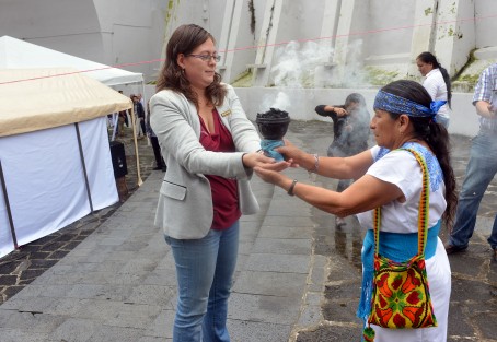 Antes de iniciar su informe, la diputada Tanya Carola Viveros se sometió a un rito de purificación. 