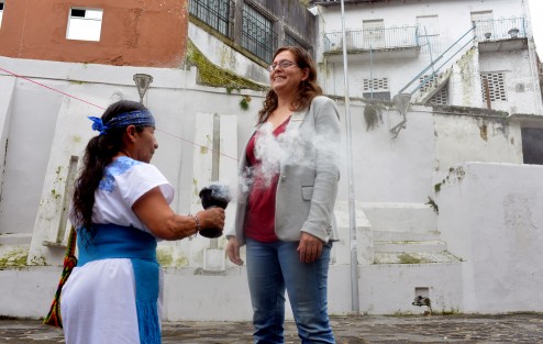 Antes de iniciar su informe, la diputada Tanya Carola Viveros se sometió a un rito de purificación. 
