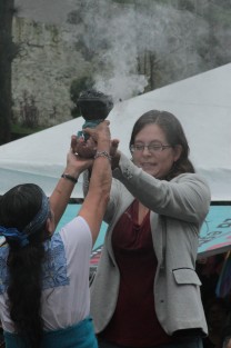 Antes de iniciar su informe, la diputada Tanya Carola Viveros se sometió a un rito de purificación. 