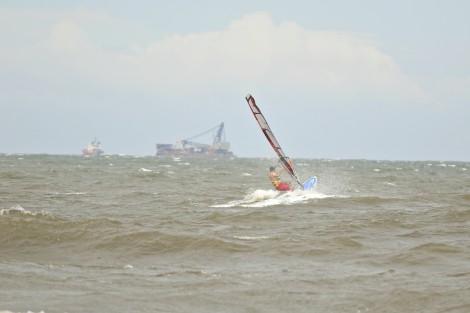 El evento de Norte que se registra en las costas de Veracruz, provocó vientos con rachas de 70 km/h que fue aprovechado por quienes practican deportes extremos en el mar. Algunas familias acudieron a la playa Santa Ana para refrescarse.