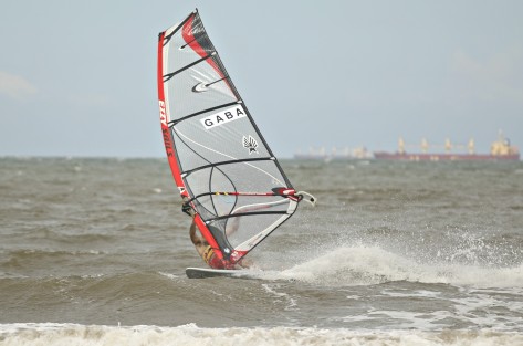 El evento de Norte que se registra en las costas de Veracruz, provocó vientos con rachas de 70 km/h que fue aprovechado por quienes practican deportes extremos en el mar. Algunas familias acudieron a la playa Santa Ana para refrescarse.