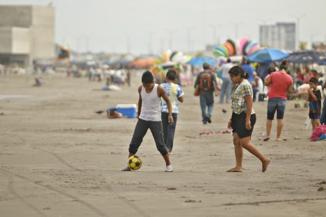 El evento de Norte que se registra en las costas de Veracruz, provocó vientos con rachas de 70 km/h que fue aprovechado por quienes practican deportes extremos en el mar. Algunas familias acudieron a la playa Santa Ana para refrescarse.