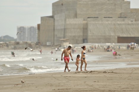 El evento de Norte que se registra en las costas de Veracruz, provocó vientos con rachas de 70 km/h que fue aprovechado por quienes practican deportes extremos en el mar. Algunas familias acudieron a la playa Santa Ana para refrescarse.