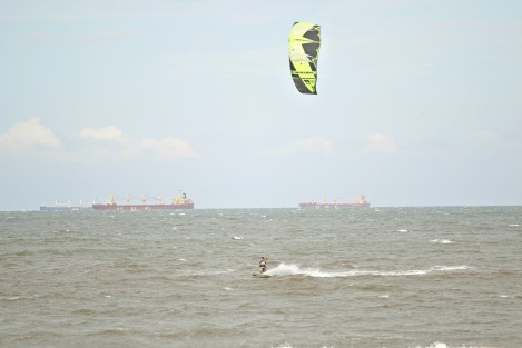 El evento de Norte que se registra en las costas de Veracruz, provocó vientos con rachas de 70 km/h que fue aprovechado por quienes practican deportes extremos en el mar. Algunas familias acudieron a la playa Santa Ana para refrescarse.