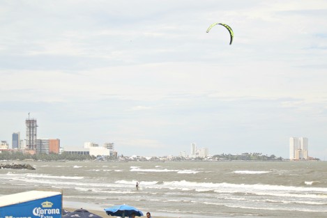 El evento de Norte que se registra en las costas de Veracruz, provocó vientos con rachas de 70 km/h que fue aprovechado por quienes practican deportes extremos en el mar. Algunas familias acudieron a la playa Santa Ana para refrescarse.
