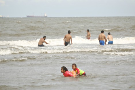 El evento de Norte que se registra en las costas de Veracruz, provocó vientos con rachas de 70 km/h que fue aprovechado por quienes practican deportes extremos en el mar. Algunas familias acudieron a la playa Santa Ana para refrescarse.