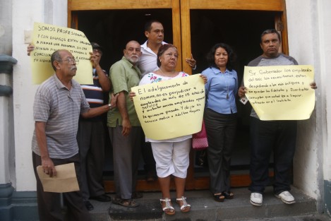 Trabajadores  IVEC en la ciudad de Veracruz se manifestaron afuera del instituto para pedir reinstalación en sus puestos de trabajo, pues consideran que fueron despedidos injustificadamente. Los demandantes acusan al director de despedirlos de forma arbitraria sin otorgarles los beneficios de ley.
