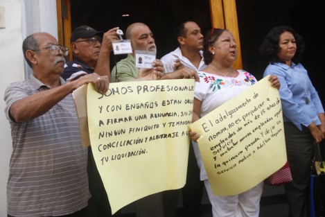 Trabajadores  IVEC en la ciudad de Veracruz se manifestaron afuera del instituto para pedir reinstalación en sus puestos de trabajo, pues consideran que fueron despedidos injustificadamente. Los demandantes acusan al director de despedirlos de forma arbitraria sin otorgarles los beneficios de ley.