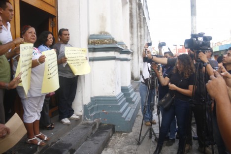 Trabajadores  IVEC en la ciudad de Veracruz se manifestaron afuera del instituto para pedir reinstalación en sus puestos de trabajo, pues consideran que fueron despedidos injustificadamente. Los demandantes acusan al director de despedirlos de forma arbitraria sin otorgarles los beneficios de ley.
