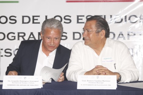 El secretario de turismo de Veracruz, Leopoldo Domínguez Armengual, inauguró los trabajos del Taller para la Planeación de los Resultados de los Estudios de Vulnerabilidad ante el Cambio Climático. Le acompañaron Jerónimo Ramos Sàenz, director general de ordenamiento turístico sustentable del gobierno federal, el alcalde de Tlacotalpan, Homero Gamboa, así como investigadores y prestadores de servicios turísticos.