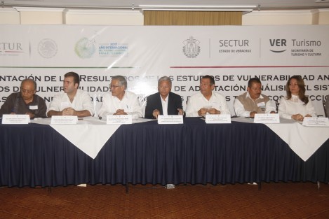 El secretario de turismo de Veracruz, Leopoldo Domínguez Armengual, inauguró los trabajos del Taller para la Planeación de los Resultados de los Estudios de Vulnerabilidad ante el Cambio Climático. Le acompañaron Jerónimo Ramos Sàenz, director general de ordenamiento turístico sustentable del gobierno federal, el alcalde de Tlacotalpan, Homero Gamboa, así como investigadores y prestadores de servicios turísticos.