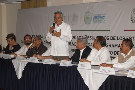 El secretario de turismo de Veracruz, Leopoldo Domínguez Armengual, inauguró los trabajos del Taller para la Planeación de los Resultados de los Estudios de Vulnerabilidad ante el Cambio Climático. Le acompañaron Jerónimo Ramos Sàenz, director general de ordenamiento turístico sustentable del gobierno federal, el alcalde de Tlacotalpan, Homero Gamboa, así como investigadores y prestadores de servicios turísticos.