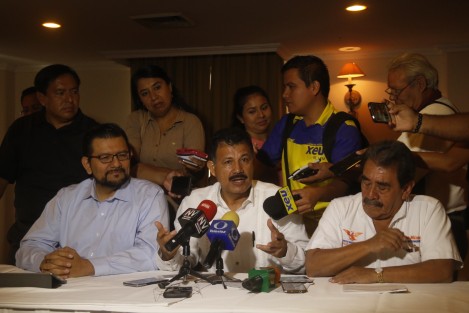 Los diputados federales Julio Saldaña Morán, del PRD, Enrique Cambranis Torres, del PAN, y Adán Pérez, de Movimiento Ciudadano, anunciaron la conformación del Frente Ciudadano por México, tal y como lo hicieron hace días los líderes nacionales, pero nada quisieron informar sobre cómo se manejarían las candidaturas en el estado de Veracruz. 
