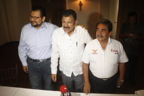 Los diputados federales Julio Saldaña Morán, del PRD, Enrique Cambranis Torres, del PAN, y Adán Pérez, de Movimiento Ciudadano, anunciaron la conformación del Frente Ciudadano por México, tal y como lo hicieron hace días los líderes nacionales, pero nada quisieron informar sobre cómo se manejarían las candidaturas en el estado de Veracruz. 