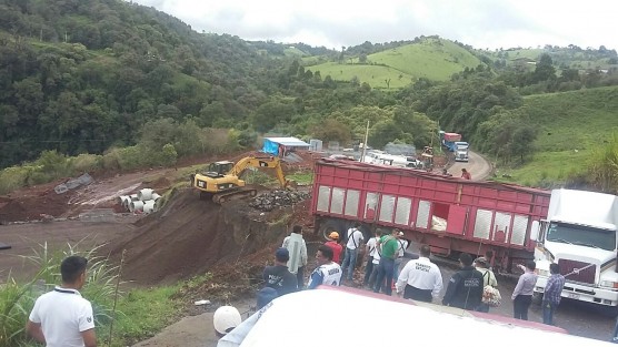 Por varias horas permaneció cerrada la carretera Xalapa-Naolinco este lunes, luego de que un camión cargado con maíz quedara atravesado en la desviación a El Zacatal; automovilistas reportaron que como las cuatro de la tarde fue liberado el paso. 