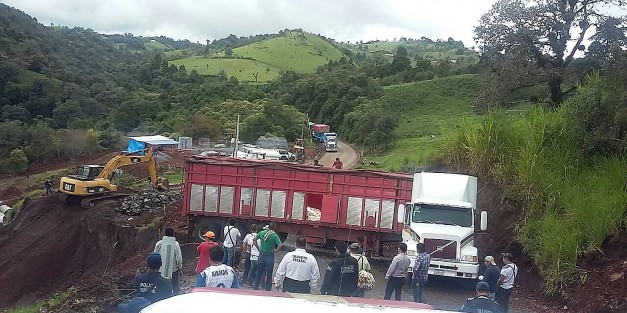 Por varias horas permaneció cerrada la carretera Xalapa-Naolinco este lunes, luego de que un camión cargado con maíz quedara atravesado en la desviación a El Zacatal; automovilistas reportaron que como las cuatro de la tarde fue liberado el paso. 