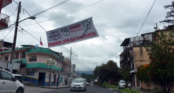 Luego de varios asaltos, vecinos de la calle General Miguel Alemán en Xalapa, se dieron a la tarea de colocar alarmas vecinales así como lonas advirtiendo a los amantes de lo ajeno, ya que las autoridades brillan por su ausencia.