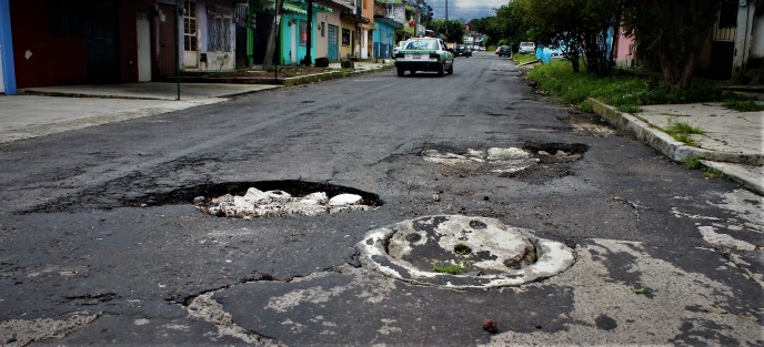 Tan cerca del Palacio Legislativo, y tal lejos del presupuesto. Así luce la calle Coyoacán, aledaña a la calle Encanto.  Con tantas obras en la ciudad, a ver si alcanza bacheo.