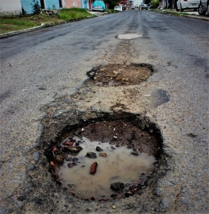 Tan cerca del Palacio Legislativo, y tal lejos del presupuesto. Así luce la calle Coyoacán, aledaña a la calle Encanto.  Con tantas obras en la ciudad, a ver si alcanza bacheo.