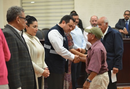 Durante el evento de entrega de apoyos del programa Mi Hogar Seguro, el alcalde Américo Zúñiga Martínez refrendó el compromiso de Xalapa con la protección civil y con todos aquellos ciudadanos que, de manera responsable, cumplieron con su pago del impuesto Predial 2017 de forma temprana en el mes de enero.
