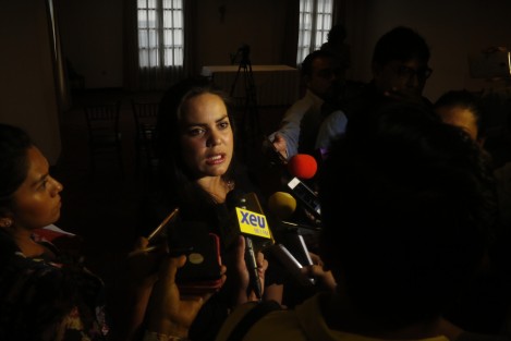 La directora de servicios municipales de Veracruz, Fabiola Balmori Durazzo, informó que solicitó un permiso laboral sin goce de sueldo para aclarar su situación legal, aunque aseguró que no ha sido requerida por la fiscalía. Esto tras la detención de personas afuera de su domicilio, cuando se disponían a llevar despensas a la Cruz Roja.  