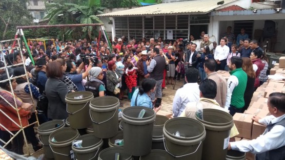 El alcalde de Xalapa, Américo Zúñiga, acudió al Módulo DIF, Col. Plan de Ayala, para hacer entrega de apoyos a personas afectadas por el huracán Katia. Ahí recordó que su administración se ha preocupado por la construcción de colectores, con el fin de evitar inundaciones en la distintas colonias.  