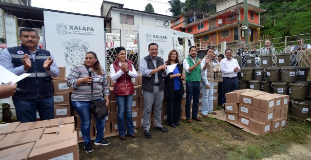 El alcalde Américo Zúñiga en compañía de funcionarios municipales realizo la entrega de apoyos  federales en el colonia Plan Ayala a personas que resultaron afectadas por las lluvias del huracán Franklin, comento que esta es una de las 10 entregas que se tiene programadas.