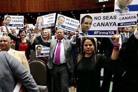 Diputados priistas se manifestaron en la Cámara de Diputados contra los dirigentes nacionales del PAN, Gustavo Anaya y del  PRD, Alejandra Barrales y de MORENA, exigiendo se firme para renunciar a la prerrogativas de los  partidos. 