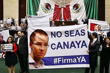 Diputados priistas se manifestaron en la Cámara de Diputados contra los dirigentes nacionales del PAN, Gustavo Anaya y del PRD, Alejandra Barrales y de MORENA, exigiendo se firme para renunciar a la prerrogativas de los partidos. 