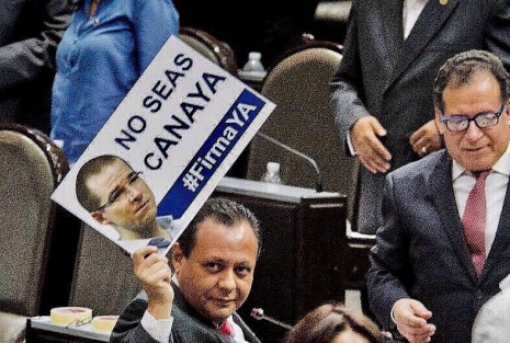Diputados priistas se manifestaron en la Cámara de Diputados contra los dirigentes nacionales del PAN, Gustavo Anaya y del PRD, Alejandra Barrales y de MORENA, exigiendo se firme para renunciar a la prerrogativas de los partidos. 