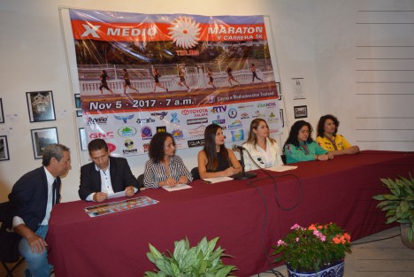 Integrantes del comité organizador de la media maratón Tsalana, en conferencia de prensa hablaron de los pormenores del desarrollo que tendrá esta maratón que lleva 10 años realizándose en la capital del estado, invitan a todas las familias a inscribirse pues también secorrerán 5K el próximo 5 de noviembre.  