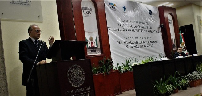 En el auditorio Sebastián Lerdo de Tejada del Palacio Legislativo de Veracruz, se llevó a cabo la conferencia magistral <em>El Modelo de Combate a la Corrupción en la República de Argentina</em>, impartida por el Doctor Sergio Díaz Ricci, catedrático de Derecho Constitucional de la Universidad de Tucumán, en la que disertó sobre el grave problema que representa la corrupción en la entidades de la administración pública.