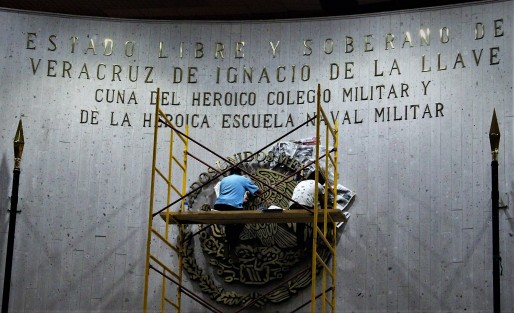 El escudo nacional de la sala de sesiones del Palacio Legislativo de Veracruz esá recibiendo mantenimiento. Al parecer desde hace dos legislaturas no se le atendía. 