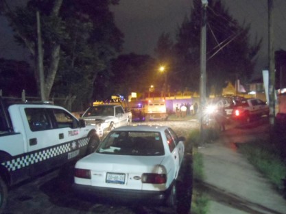 El atraco sucedió cuando una camioneta de traslado de valores de la empresa Cometra se desplazaba sobre la calle Francisco Vázquez de la colonia Obrero Campesina y fue interceptada por un comando armado, que rodeó de inmediato la unidad y amenazó con armas largas, obligándoles a entregar el dinero.  
