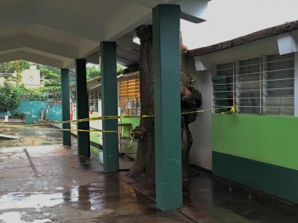 Por indicaciones de Protección Civil, tres aulas de la escuela Primaria Profr. Rafael Ramírez fueron inhabilitadas; mismo que se debe hacer con la dirección y la biblioteca, mientras Espacios Educativos soluciona. 