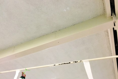 Sobre una estructura diseñada para soportar láminas, fue colocado techo de concreto, lo que al paso de los años ha provocado que las aulas de la escuela primaria Rafael Ramírez de la colonia 2 de Abril, represente un riesgo para alumnos y maestros. 