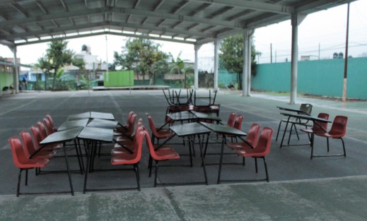 Debido al mal tiempo, los alumnos que desde la semana pasada tomaban clases en el patio, fueron reubicados en salones compartidos con otros grupos. 