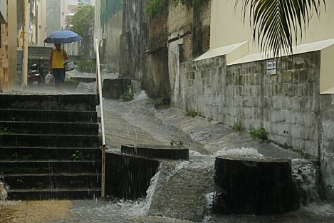 Un fuerte aguacero inundó calles de la zona conurba Veracruz-Boca del Río; se esperan lluvias fuertes a muy fuertes hoy miércoles y mañana jueves. Protección Civil pide se extreme precaución por deslaves, derrumbes, deslizamientos, crecida de ríos y arroyos, así como por inundaciones de tipo pluvial. 