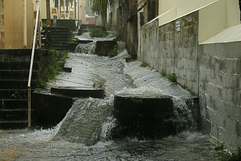 Un fuerte aguacero inundó calles de la zona conurba Veracruz-Boca del Río; se esperan lluvias fuertes a muy fuertes hoy miércoles y mañana jueves. Protección Civil pide se extreme precaución por deslaves, derrumbes, deslizamientos, crecida de ríos y arroyos, así como por inundaciones de tipo pluvial. 