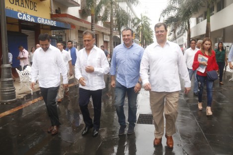 El gobernador de Veracruz, Miguel Ángel Yunes Linares, realizó un recorrido por el centro histórico de la ciudad de Veracruz al termino de la presentación del proyecto de remodelación del bulevar Ávila Camacho. Le acompañaron los alcaldes de Veracruz y Boca del Río, Ramón Poo Gil y Miguel Ángel Yunes Marquez, respectivamente, así como el alcalde electo de Boca del Río, Humberto Alonso Morelli.  