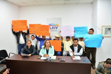 Campesinos productores de maíz, acompañados por la Diputada Priísta Janeth García Cruz, en conferencia de prensa aseguraron que la Sedarpa los defraudó debido a que pagaron por la compra de fertilizantes y éstos no han sido entregados.  