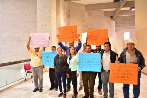 Campesinos productores de maíz, acompañados por la Diputada Priísta Janeth García Cruz, en conferencia de prensa aseguraron que la Sedarpa los defraudó debido a que pagaron por la compra de fertilizantes y éstos no han sido entregados.  