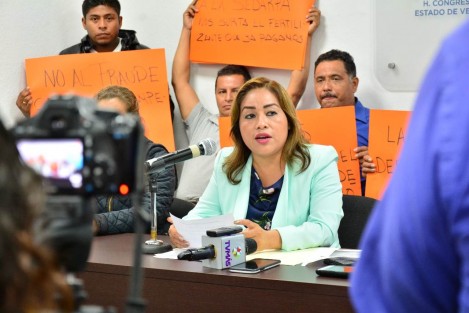 Campesinos productores de maíz, acompañados por la Diputada Priísta Janeth García Cruz, en conferencia de prensa aseguraron que la Sedarpa los defraudó debido a que pagaron por la compra de fertilizantes y éstos no han sido entregados.  