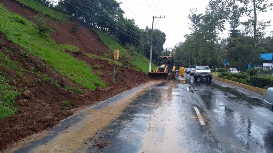 Un deslave en la avenida Murillo Vidal, ocasionado por las lluvias que desde la madrugada reblandecieron la tierra, obstaculizó el uso de un carril sobre esta importante arteria de la ciudad capital. 